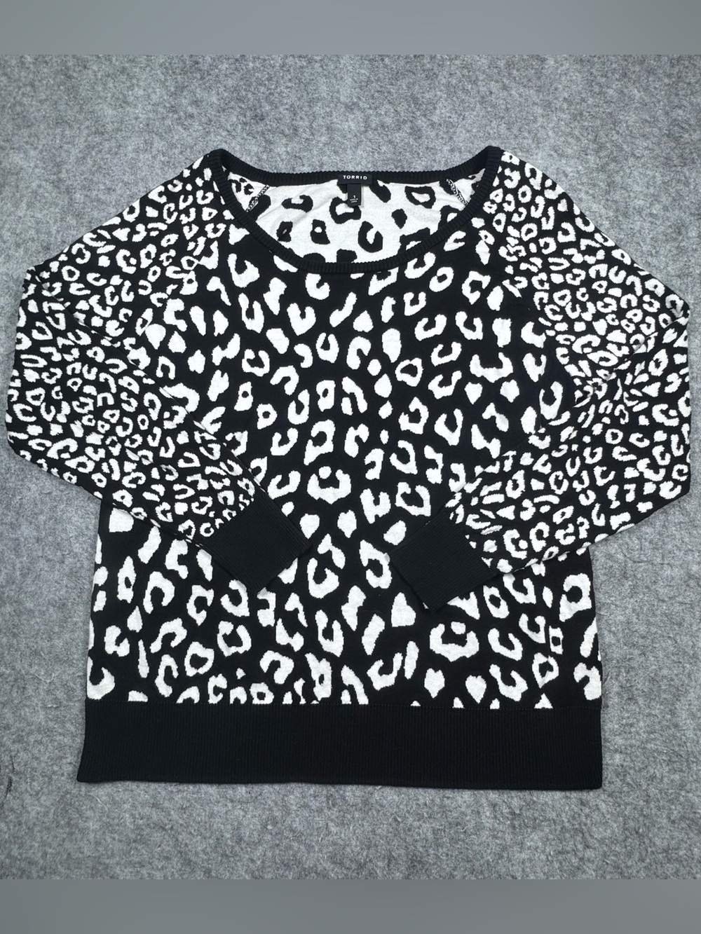 Torrid Black & White Leopard Animal Print Long Sleeve Scoop Neck Sweater Size 1